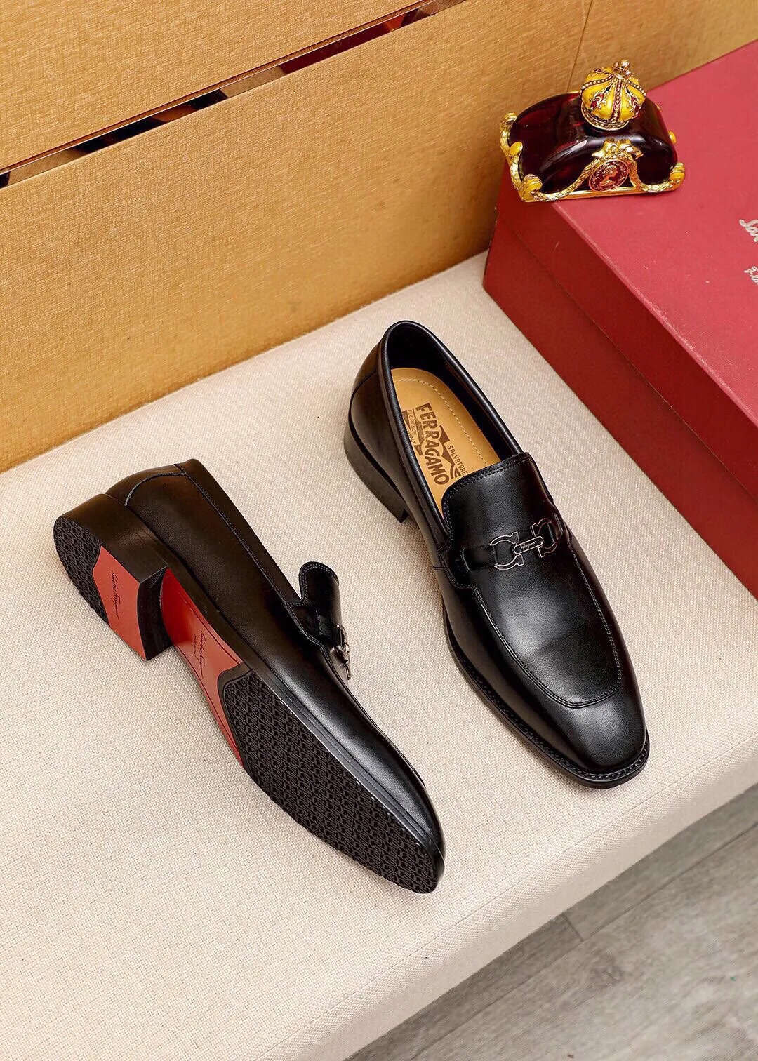 Men's shoes 💰480 💐 Product trademark: Ferragamo "Ferragamo" casual leather shoes Regular size: 38-44 (45🉑️customized) Product materials: Selected imported first-layer calfskin upper + luxury hardware buckle, imported water-dyed cow leather lining. Strong three-dimensional visual effect, original outsole color: 1⃣️color optional